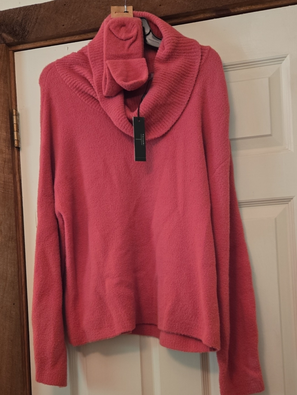 Tahari Womens Sz L Rose Pink Cowl Neck Sweater & Sock Set. NWT.